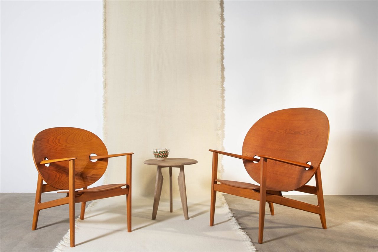 La colección Iklwa de Mac Collins y Benchmark consta de tres piezas, el trono, una silla más pequeña y una mesa auxiliar.