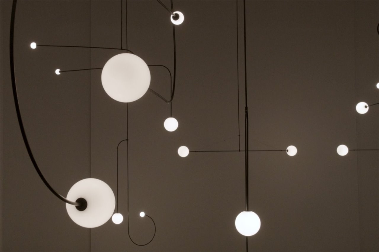Lámpara de la colección "Mobile Chandelier" diseñada por Michael Anastassiades.