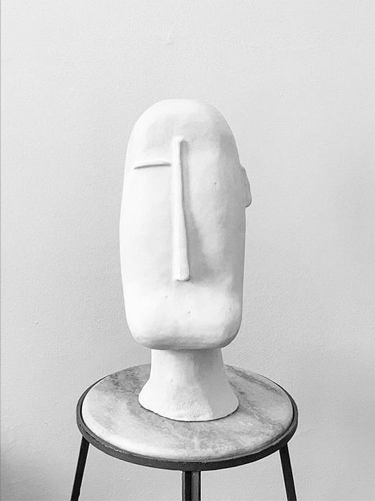 Rostro totémico realizado en arcilla por el ceramista griego Yiorgos Trichas.