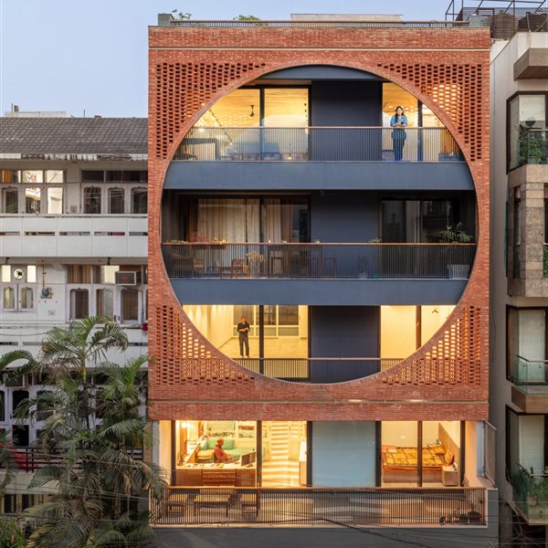 El legado de Louis Kahn en la India inspira este bloque de apartamentos en Nueva Delhi