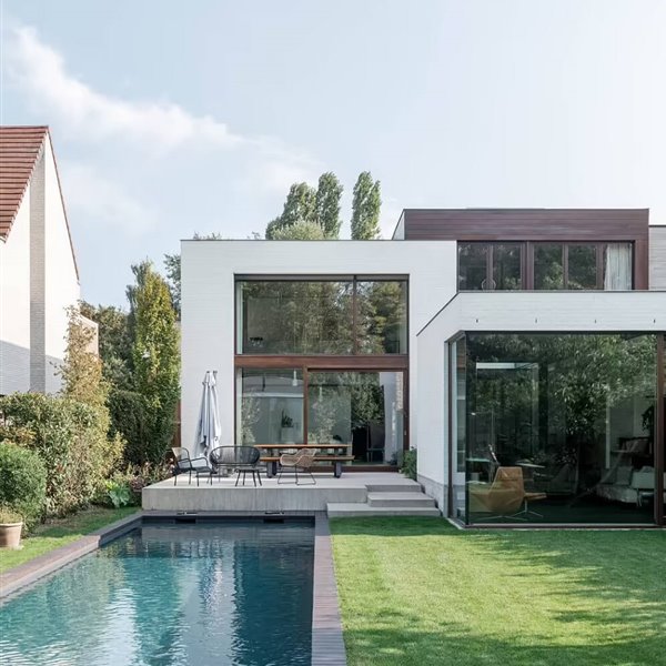 Una casa moderna en Bélgica que homenajea a Le Corbusier, Kahn y Scarpa