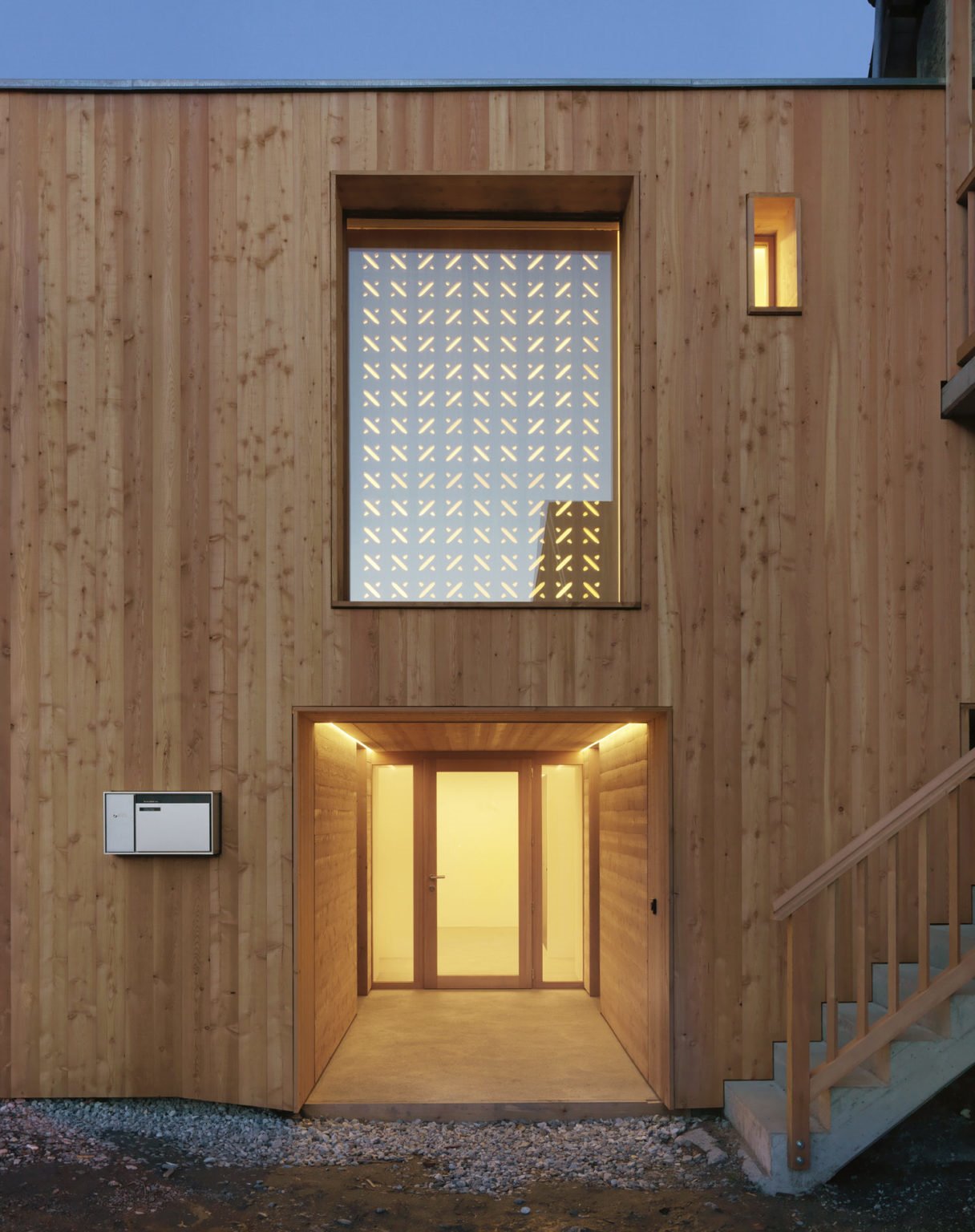 casa moderna de madera Suiza entrada escaleras