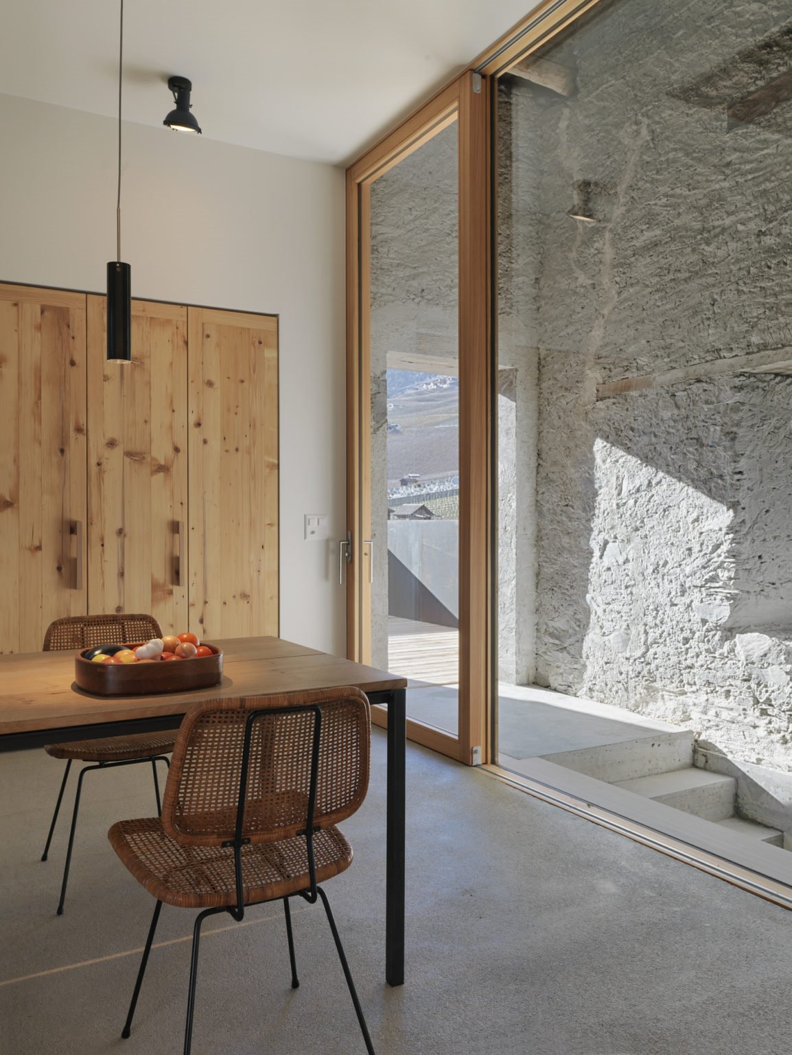 casa moderna en Suiza comedor entrada escaleras