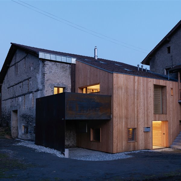 Las mil y una vidas de una casa moderna en Suiza de madera, hormigón y cristal 