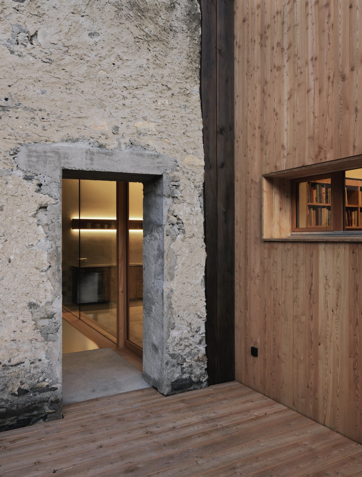 casa moderna en Suiza entrada hormigon madera