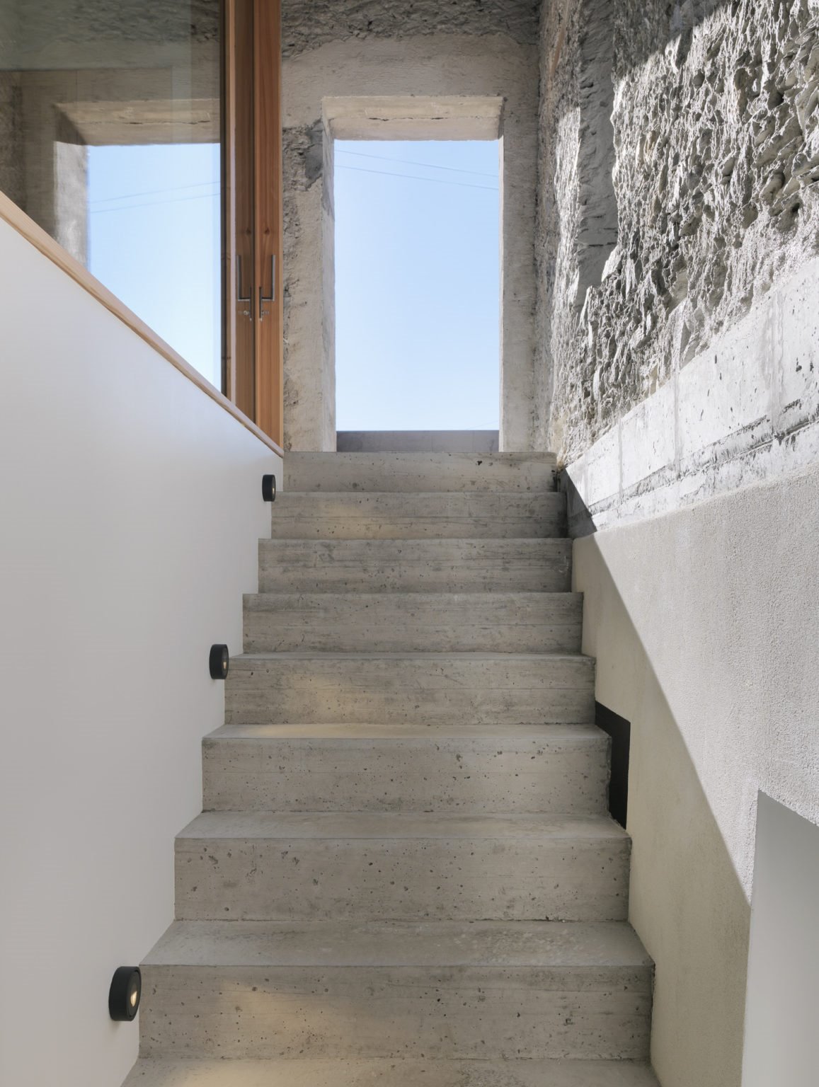casa moderna en Suiza escaleras hormigon
