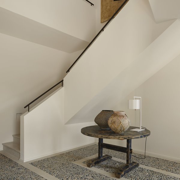 escalera con mesilla decorativa de una casa en Mallorca de estilo rustico