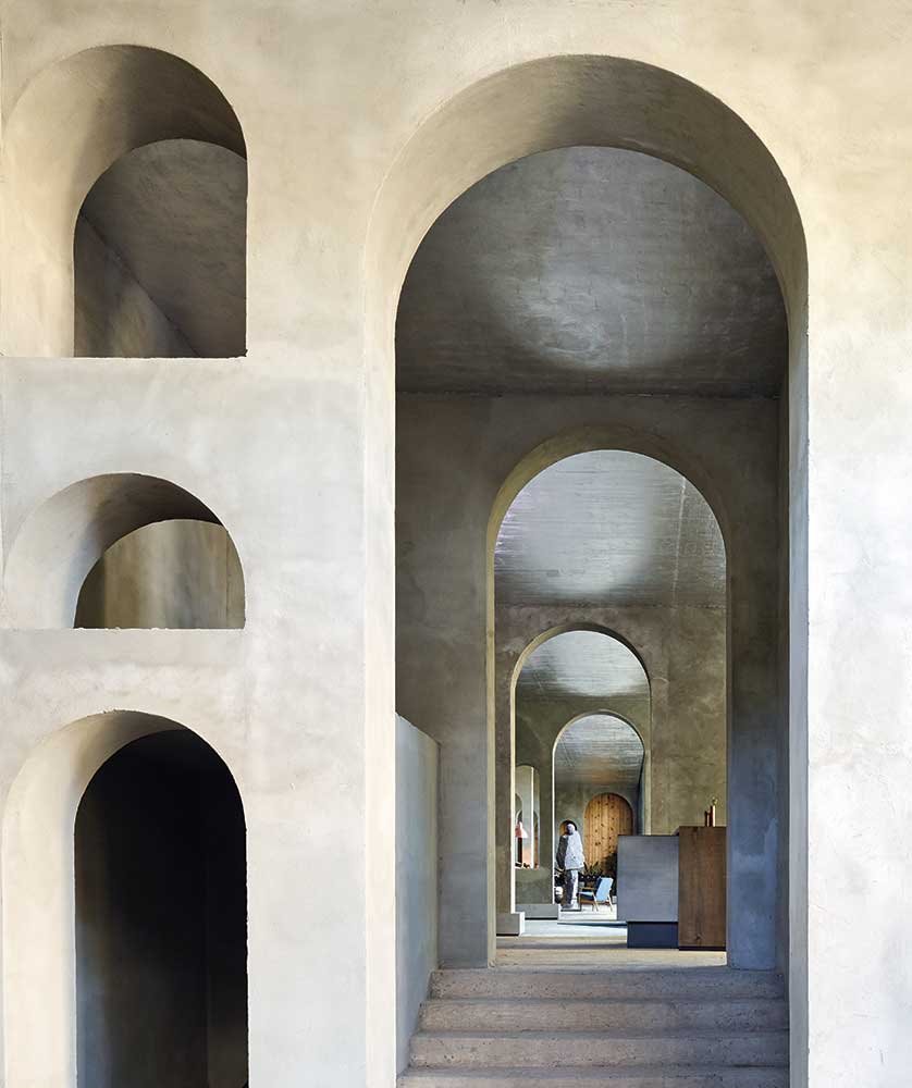Nueve edificios, 25 habitaciones, un patio hexagonal, además de un jardín con tótems esculpidos por las manos de Xavier Corberó, forman el espectacular complejo. 