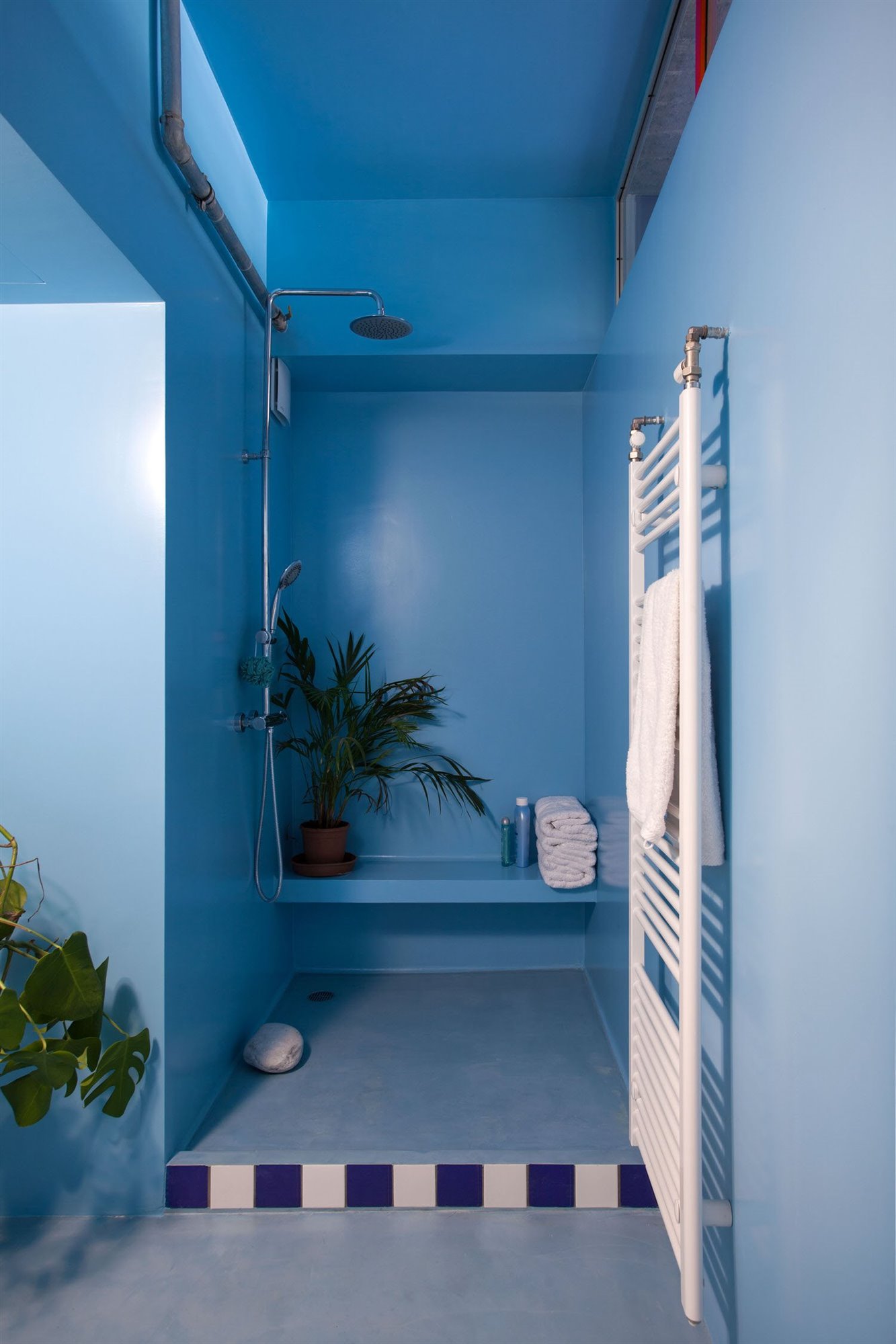 apartamento en Atenas bano azul ducha