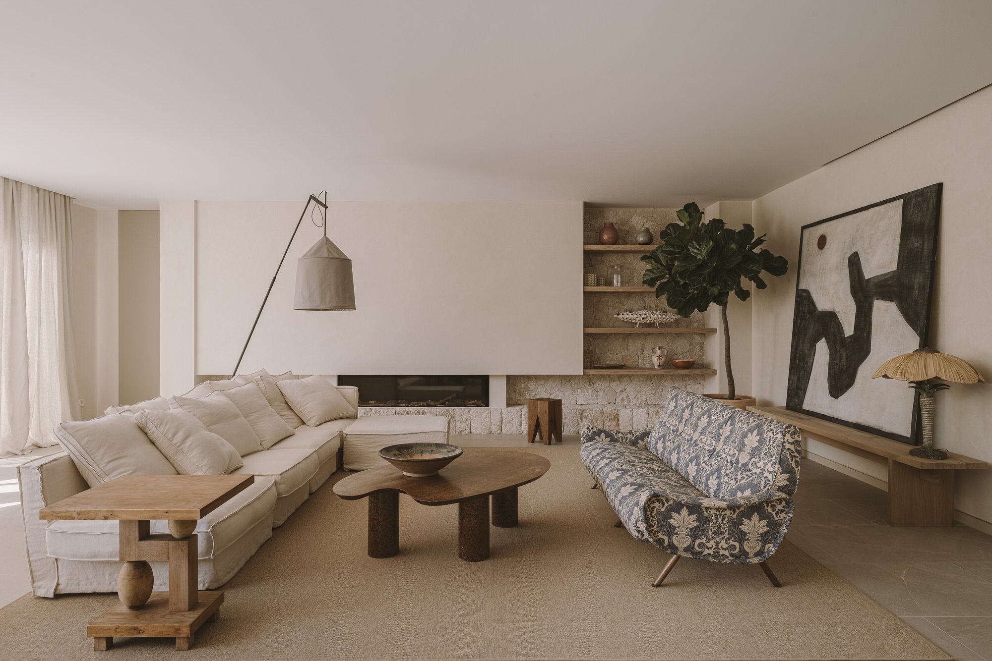 casa en Mallorca salon sofas lampara cuadro