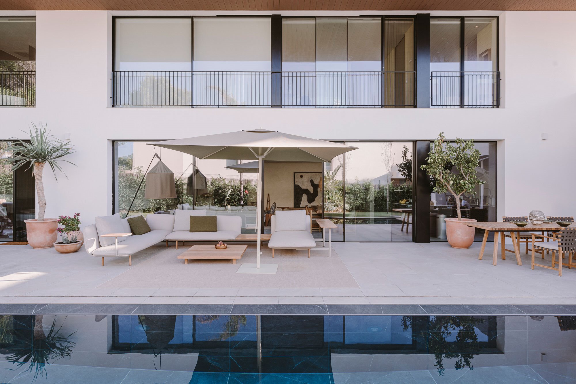 casa en Mallorca terraza piscina sombrilla sofas exterior