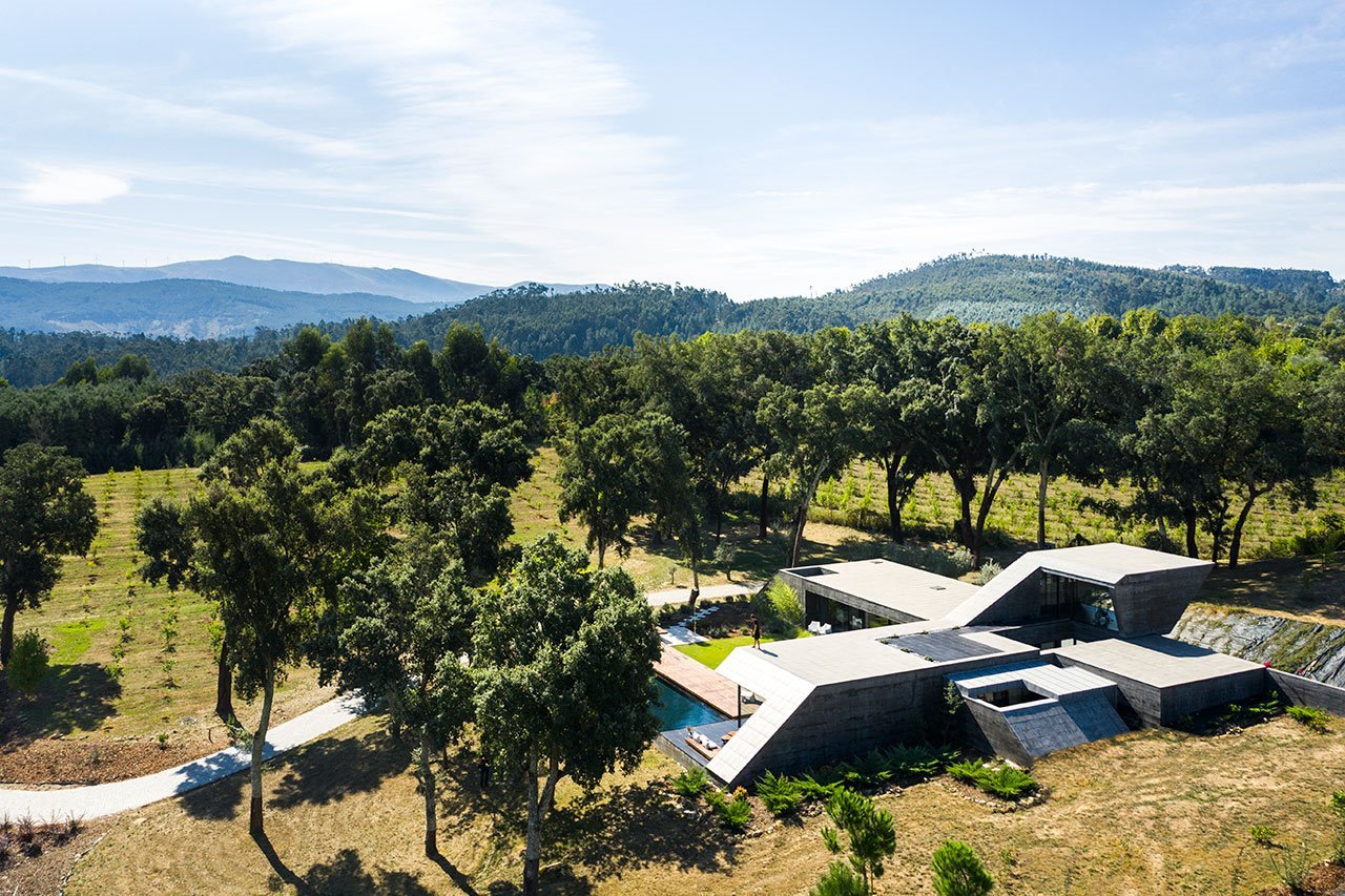 casa-moderna-de-hormigon-en-el-camp-ode-portugal-fachada 64223256 1280x853