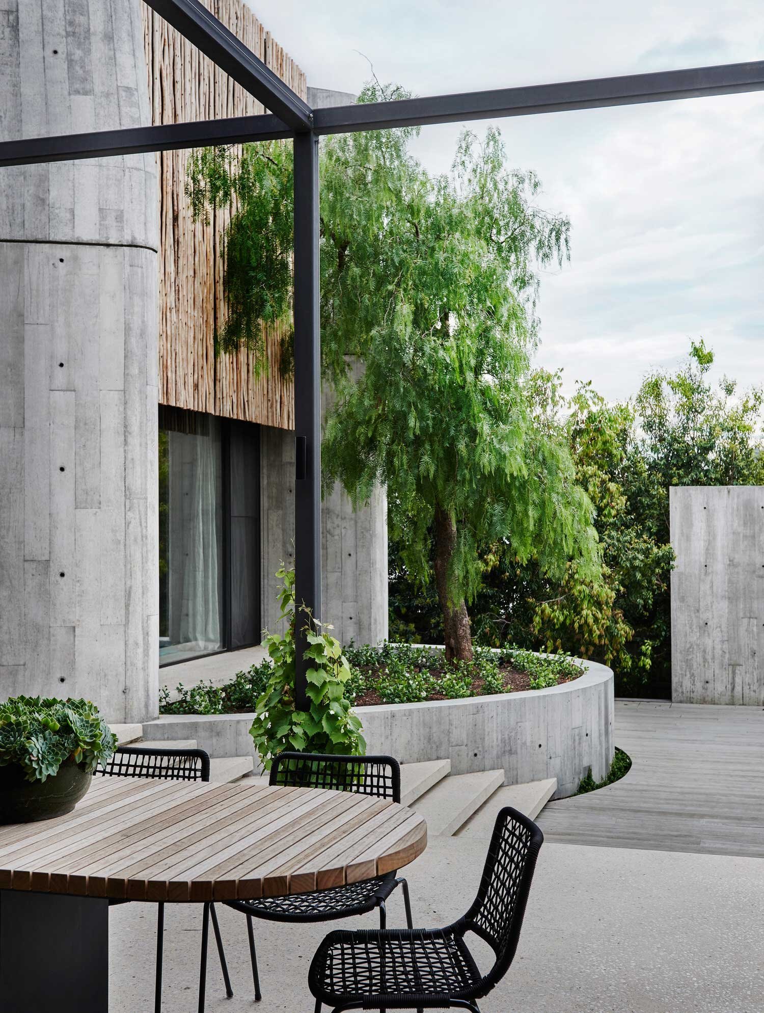 patio-de-una-casa-en-australia-con-comedor-exterior deb5e8eb 1500x1988