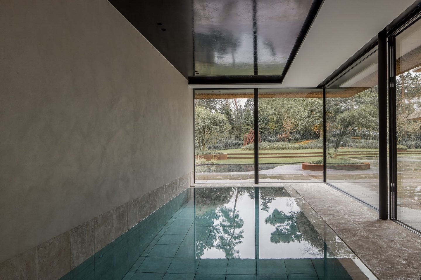 piscina interior casa bélgica