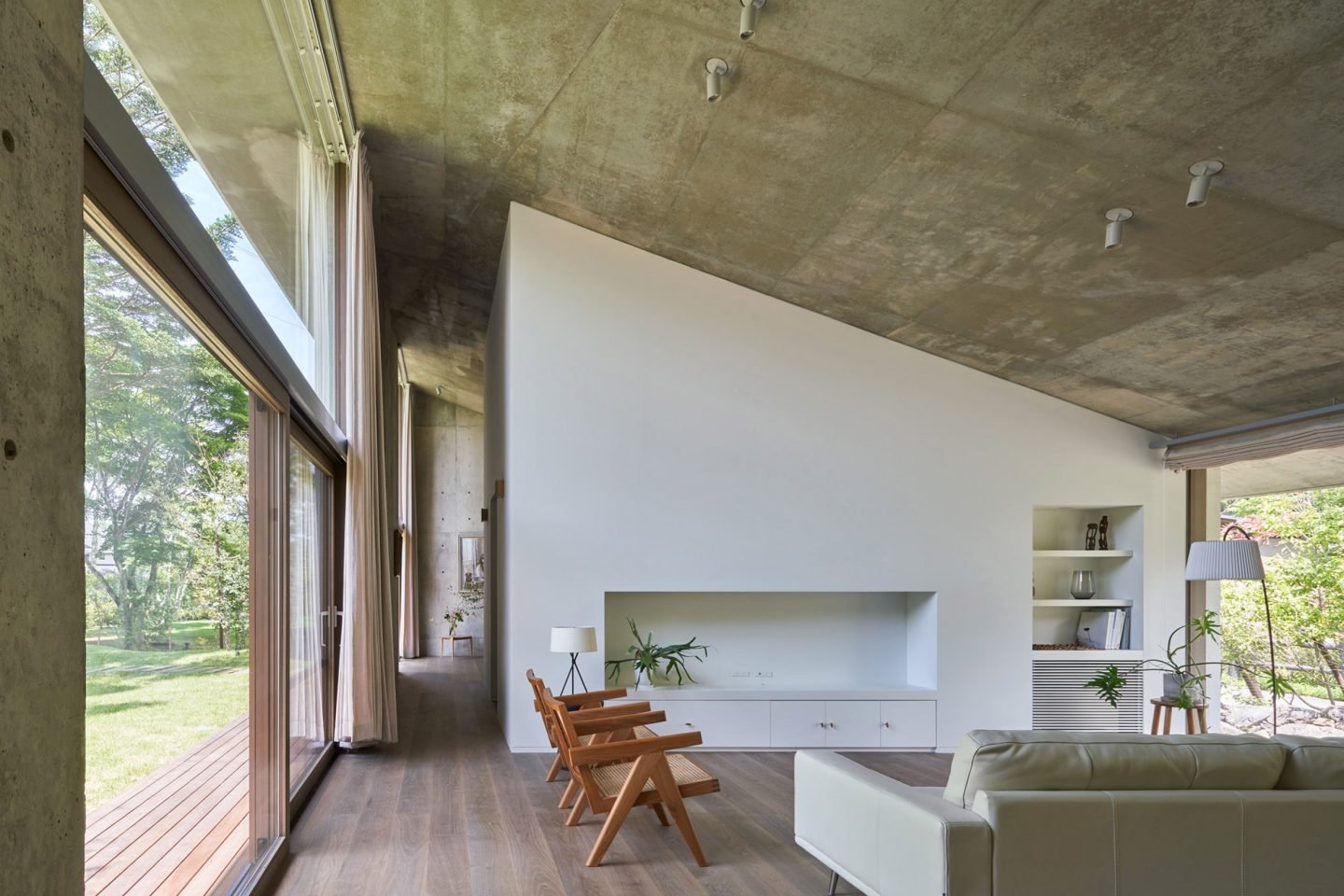 casa en la montana Japon blanco sillas madera sofa