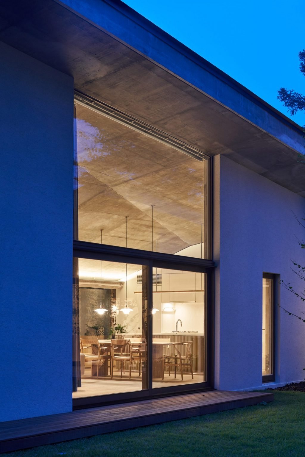 casa en la montana Japon ventanas