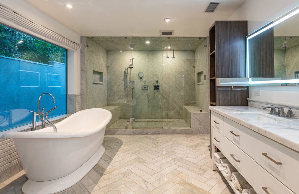 Casa actriz Modern Family Julie Bowen baño