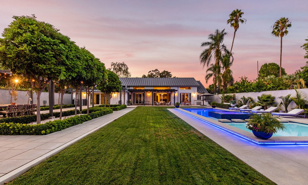 Casa actriz Modern Family Julie Bowen jardín con piscina