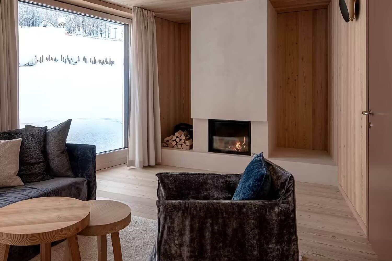 Moderno refugio de madera salón con chimenea