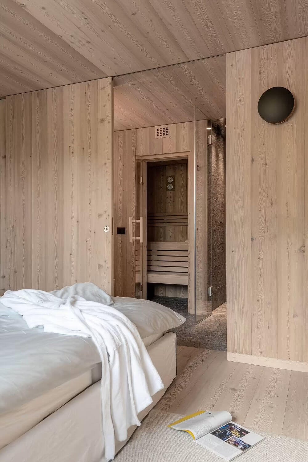Moderno refugio de madera sauna