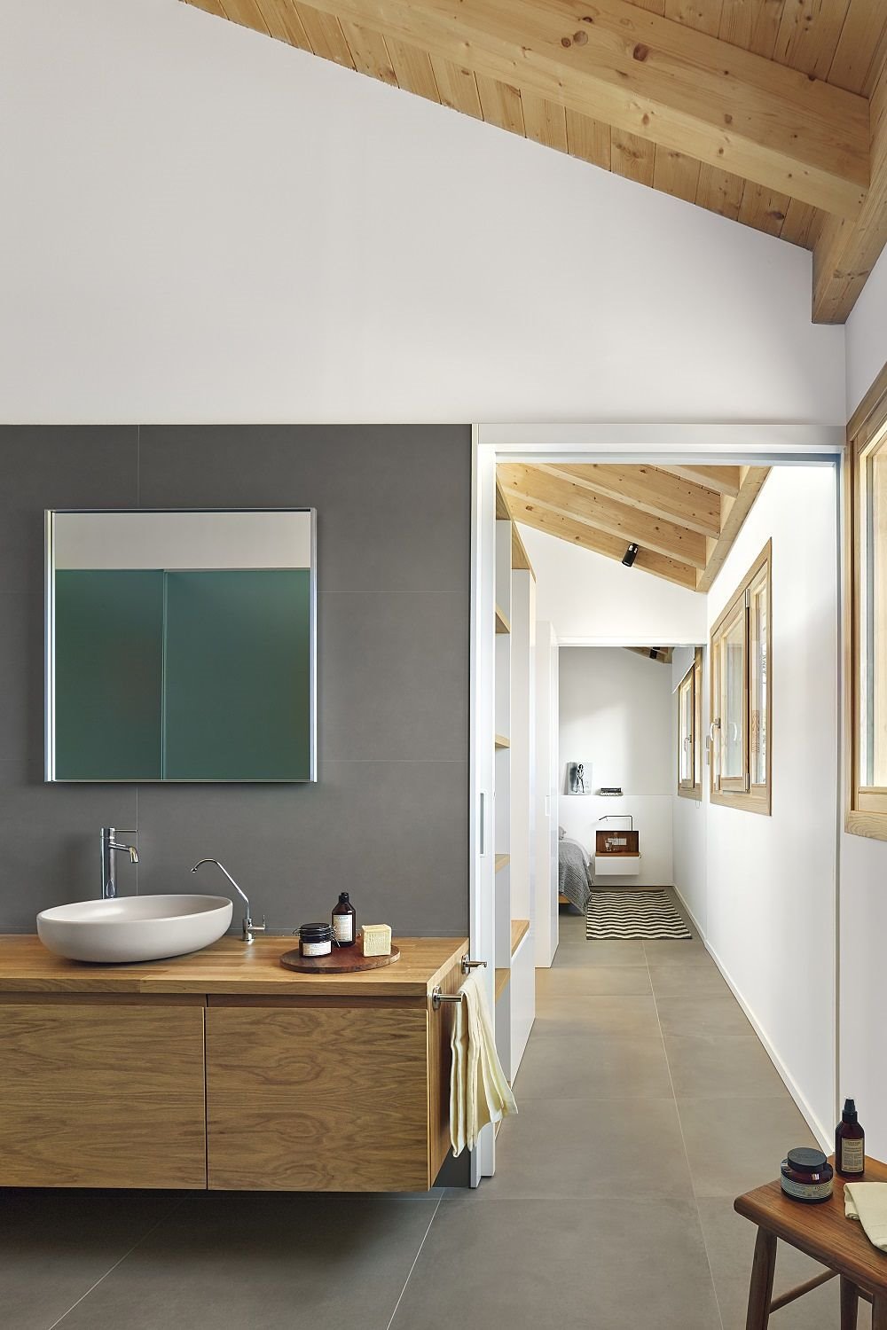 Lavabos exentos y armario bajo lavabo suspendido es una combinación armoniosa y equilibrada con muy buen resultado.