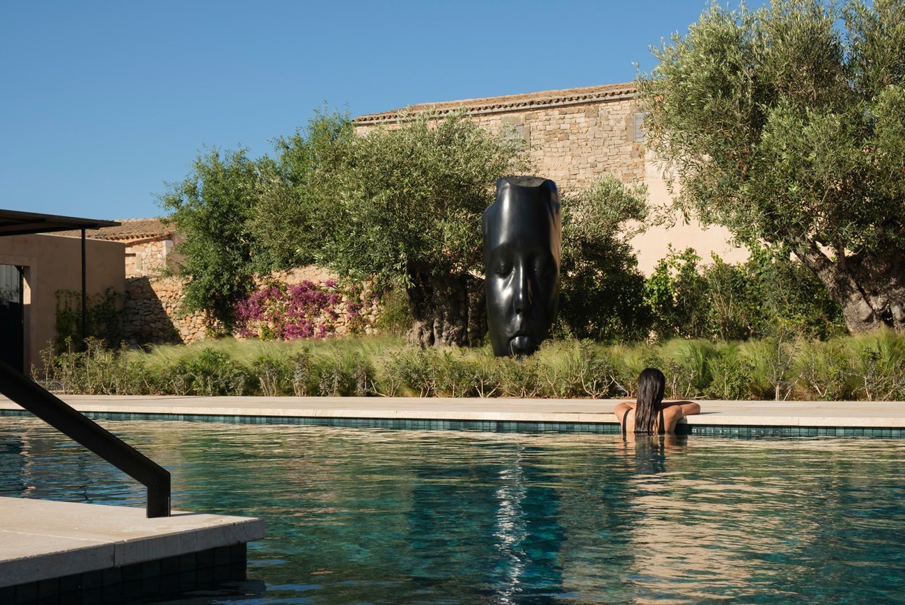 escultura plensa hotel can ferrereta