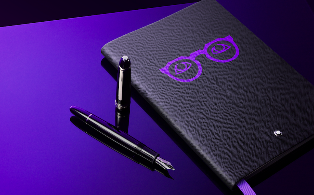 El set de la edición especial incluye la pluma fuente Meisterstück, una libreta de piel y una tinta morada en una botella de cristal. 