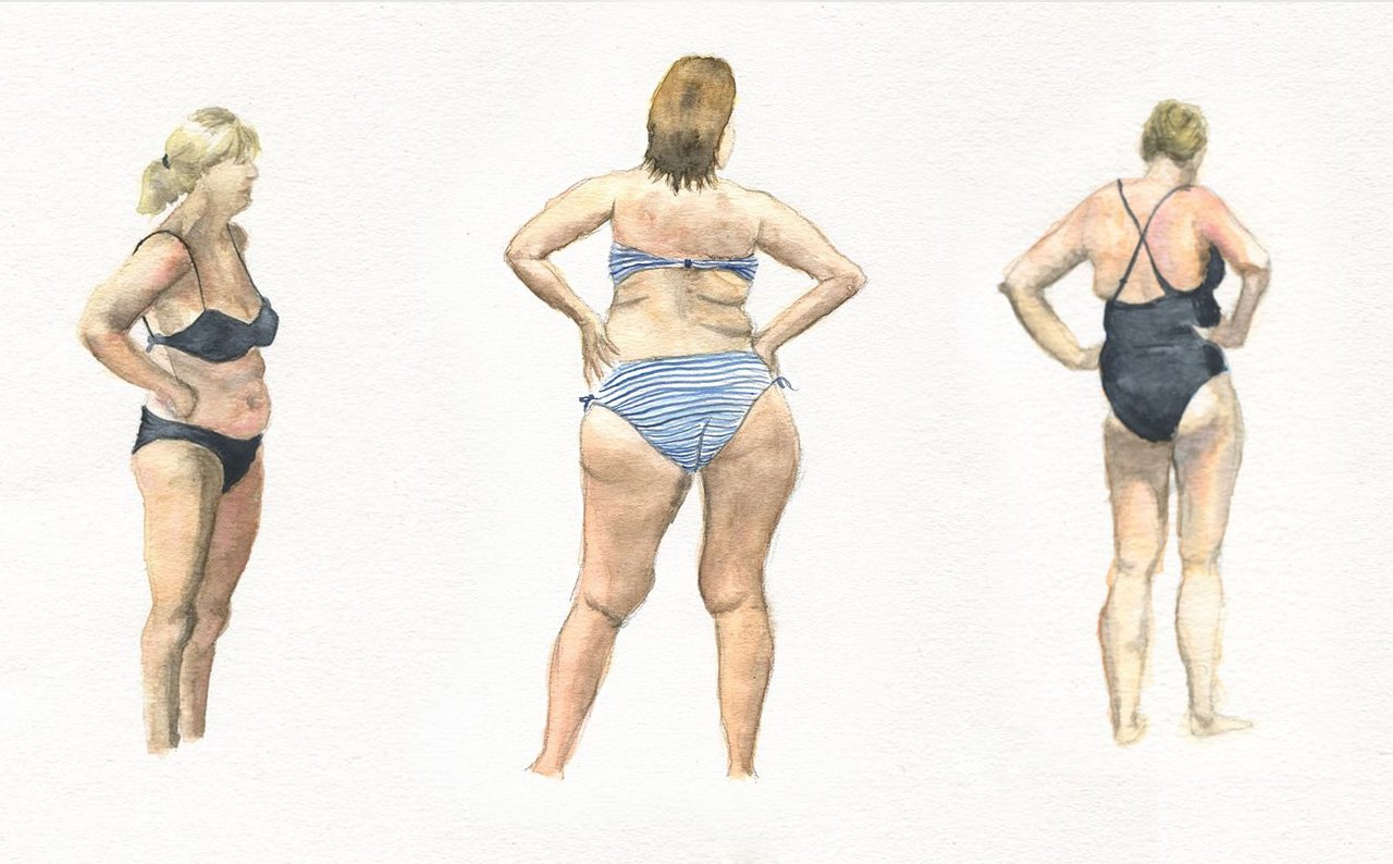Tres mujeres frente al mar en un momento de reflexión, contemplación y conexión con la naturaleza.