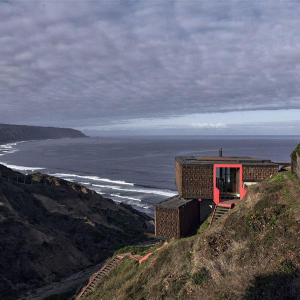 Esta casa en un acantilado conecta a sus habitantes con su versión más salvaje