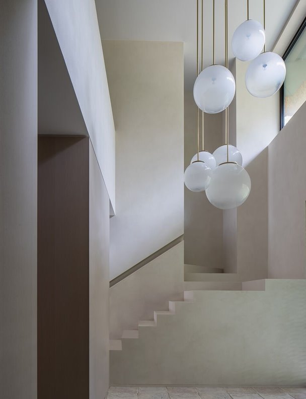 Una casa moderna y minimalista en la costa llena de luz y calidez
