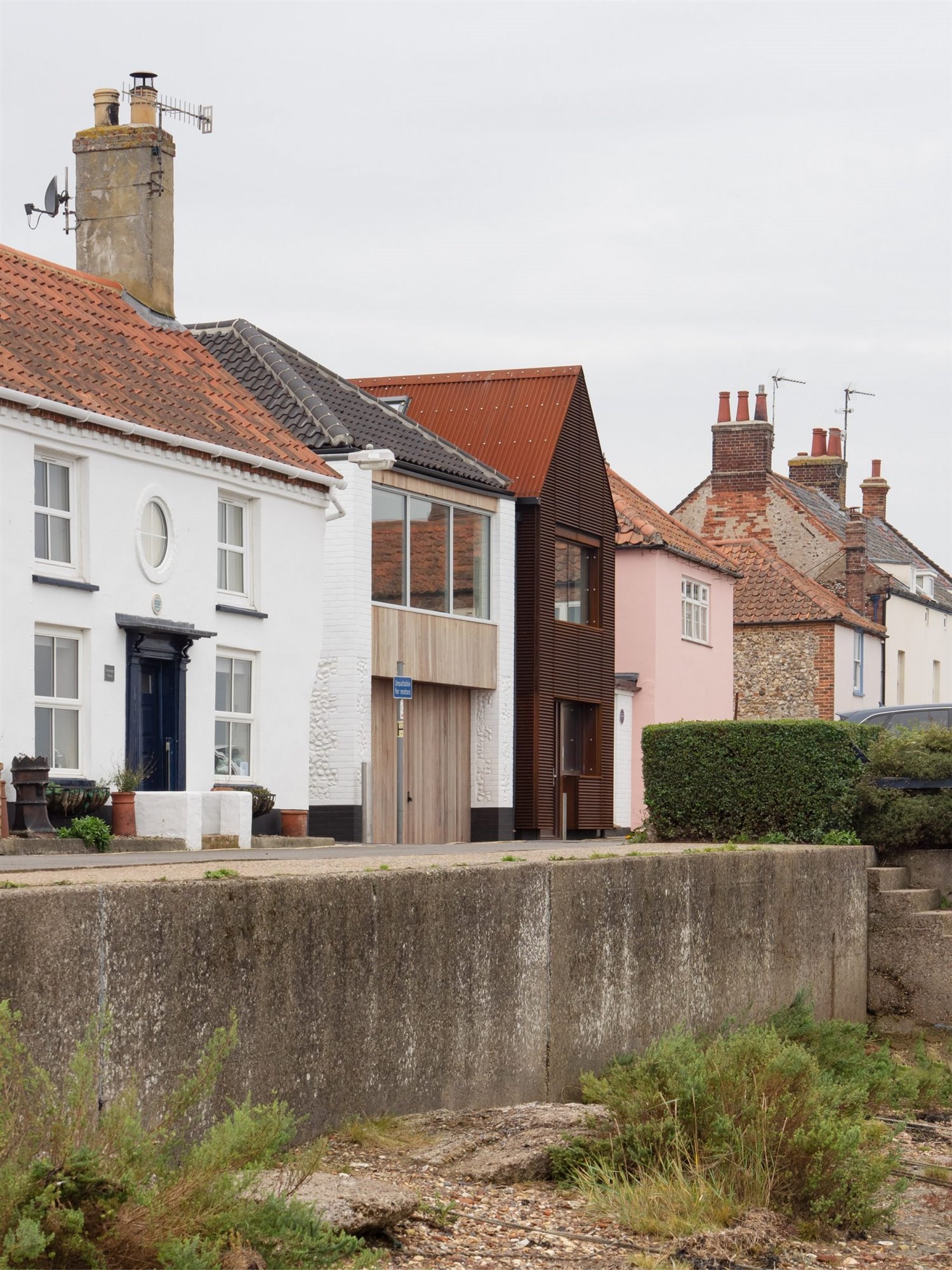 Casa Freeholders de Mole Architects en la costa de Inglaterra Wells-next-the-Sea