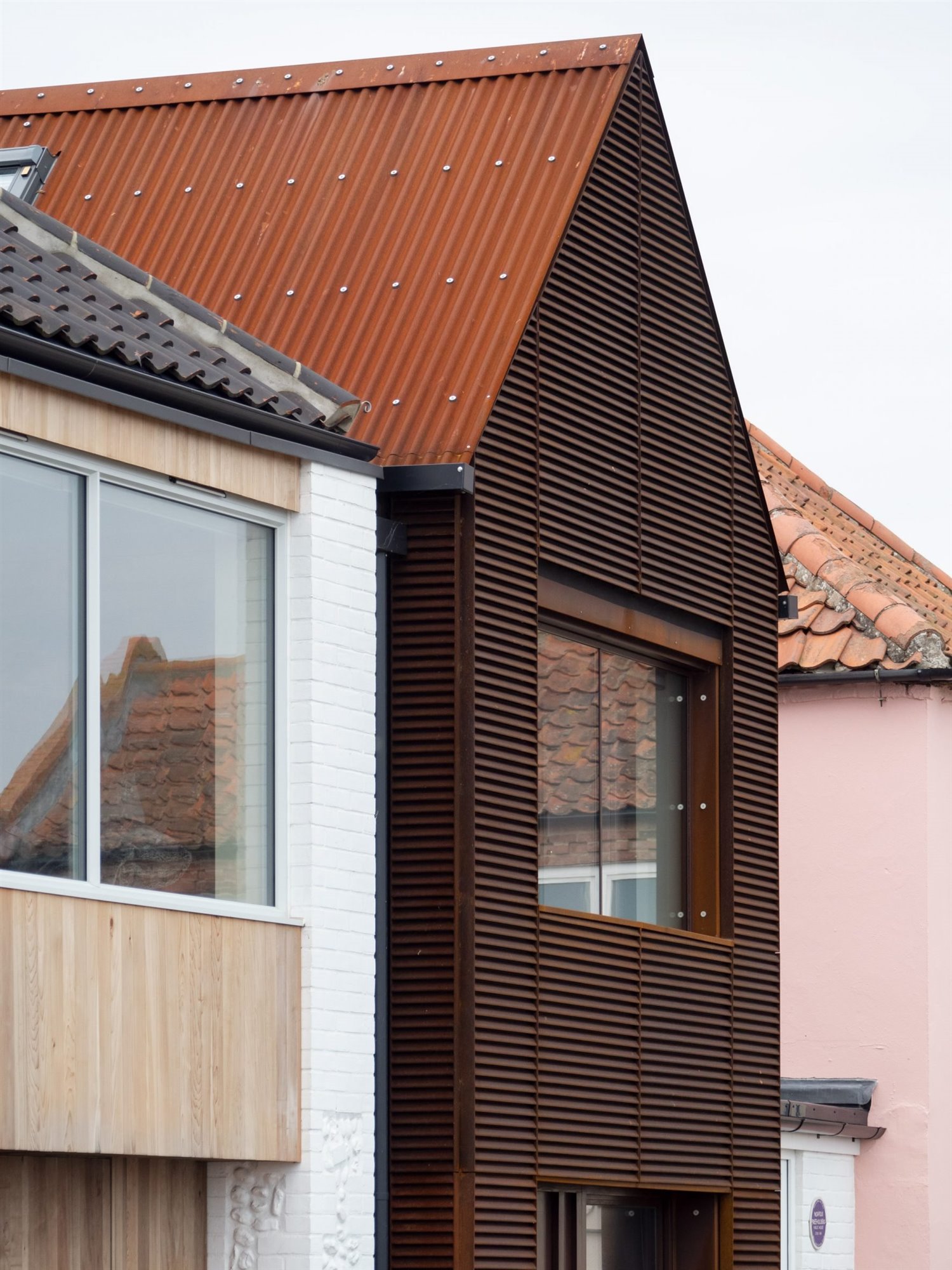 Casa Freeholders de Mole Architects en la costa de Inglaterra Wells-next-the-Sea