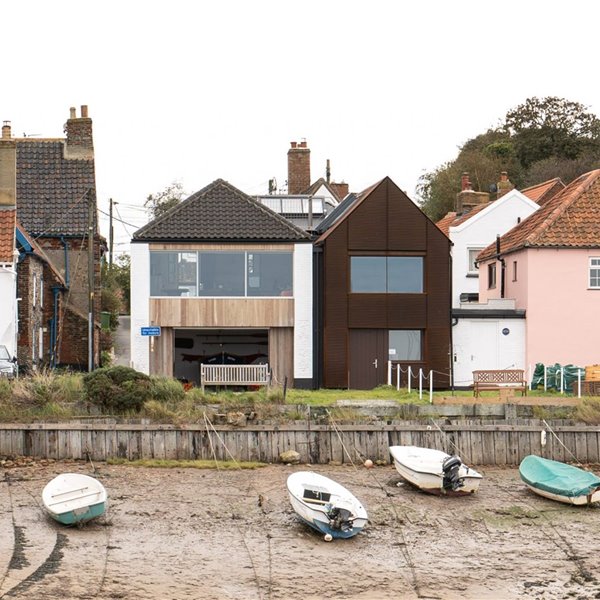 Tres bloques conectados con vistas al mar: así es esta atípica casa de la costa británica