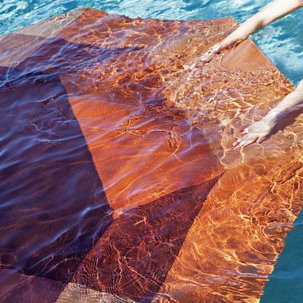 Los kilims Diamond de Gan ponen color a tus jornadas en la piscina 