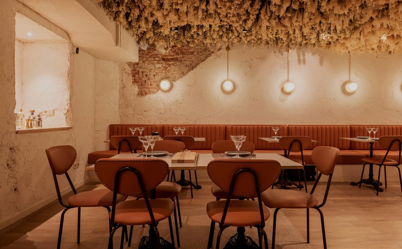 El estudio Juan Bengoa firma el interiorismo de Sal Mestiza, con los tonos de la naturaleza como protagonistas.