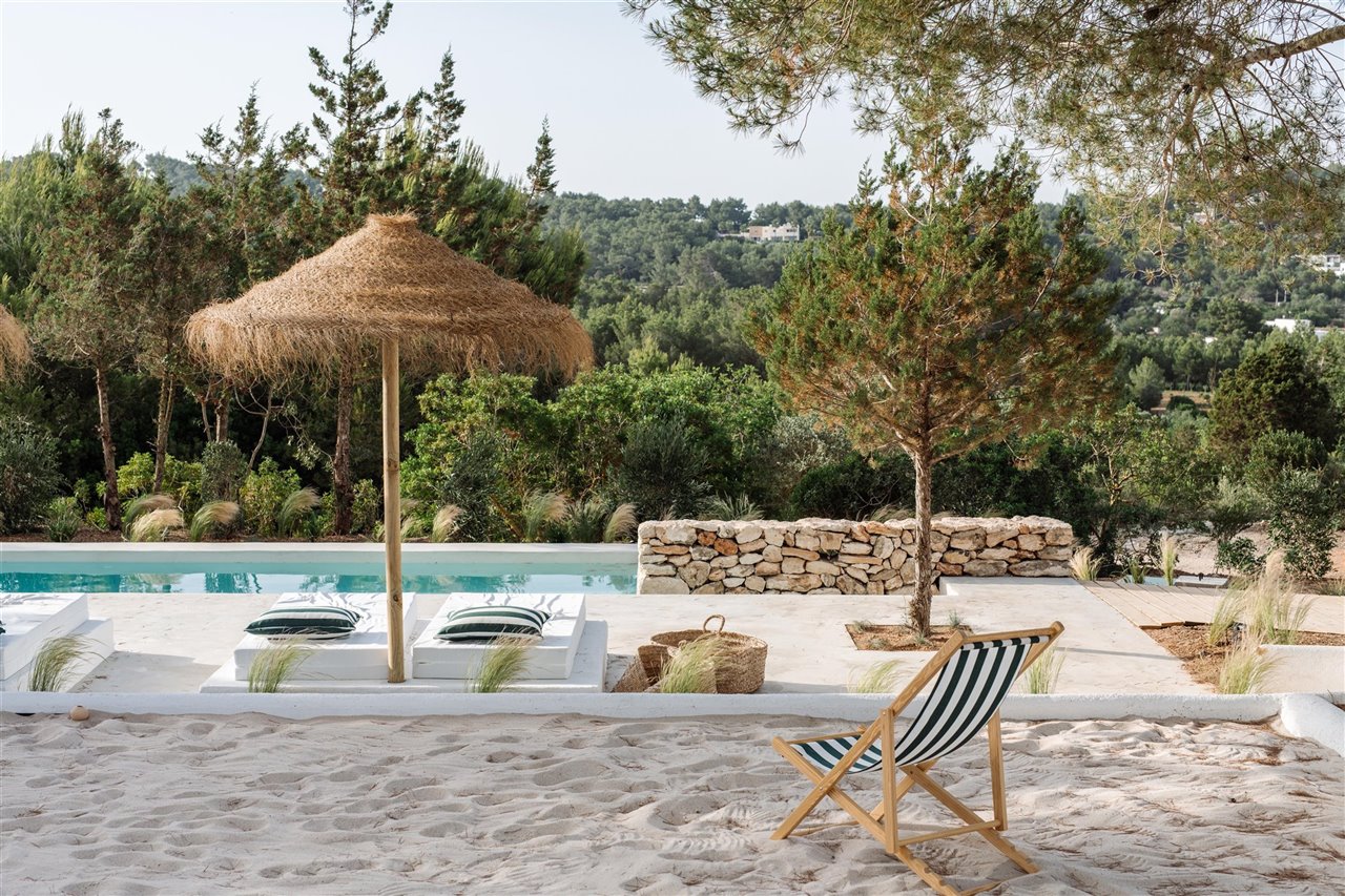 El hotel cuenta con una piscina rodeada de naturaleza y con unas vistas dominantes a la vegetación.