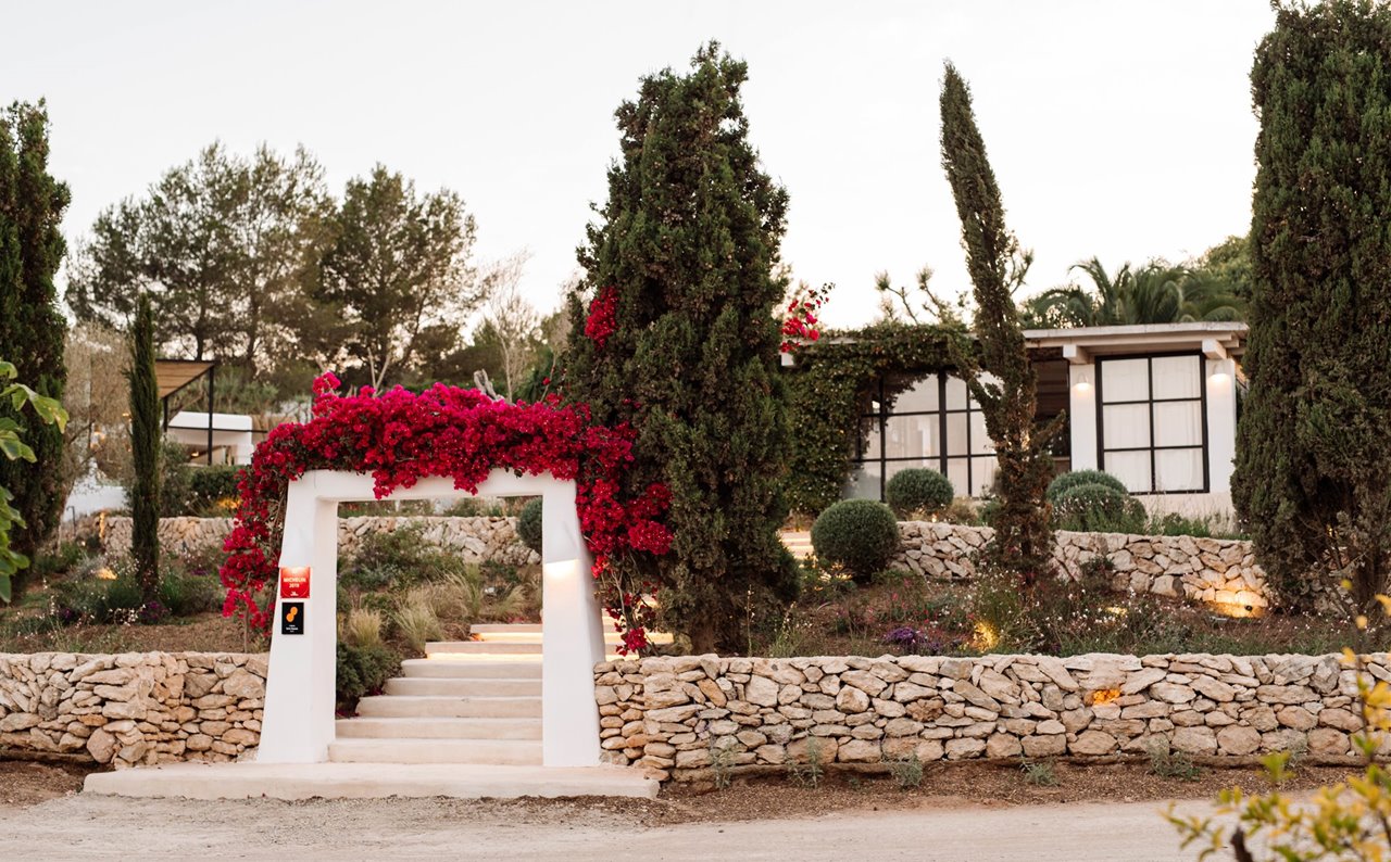 El nuevo hotel de Ibiza ofrece la calma mediterránea más pura y placentera. 
