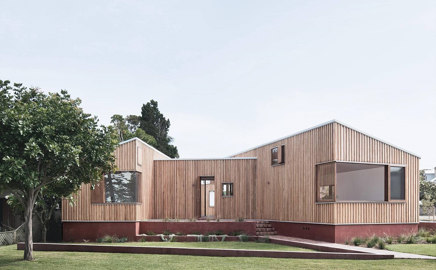 exterior-vivienda-de-tres-bloques-revestimiento-de-madera-zona-ajardinada ec6c70f0 1500x930