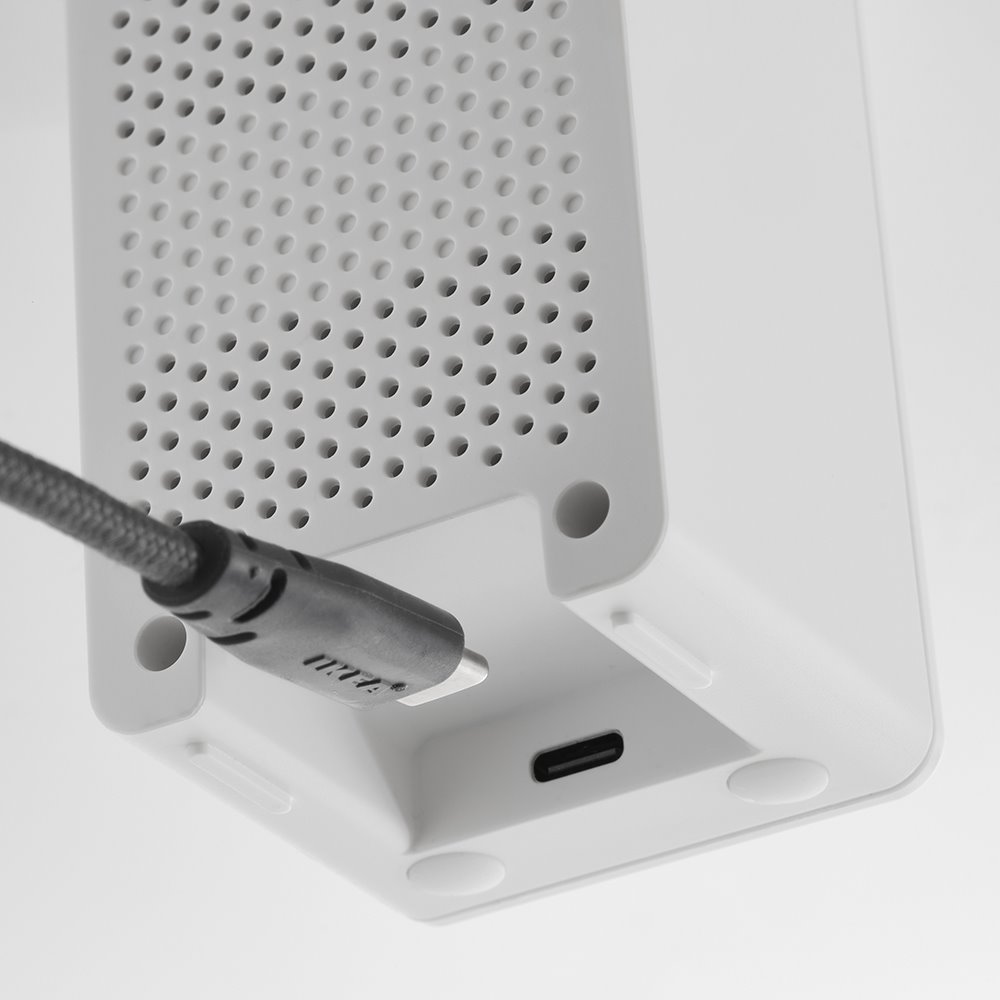 Para que funcione basta conectarle un cable USB-C y el adaptador USB para la corriente.
