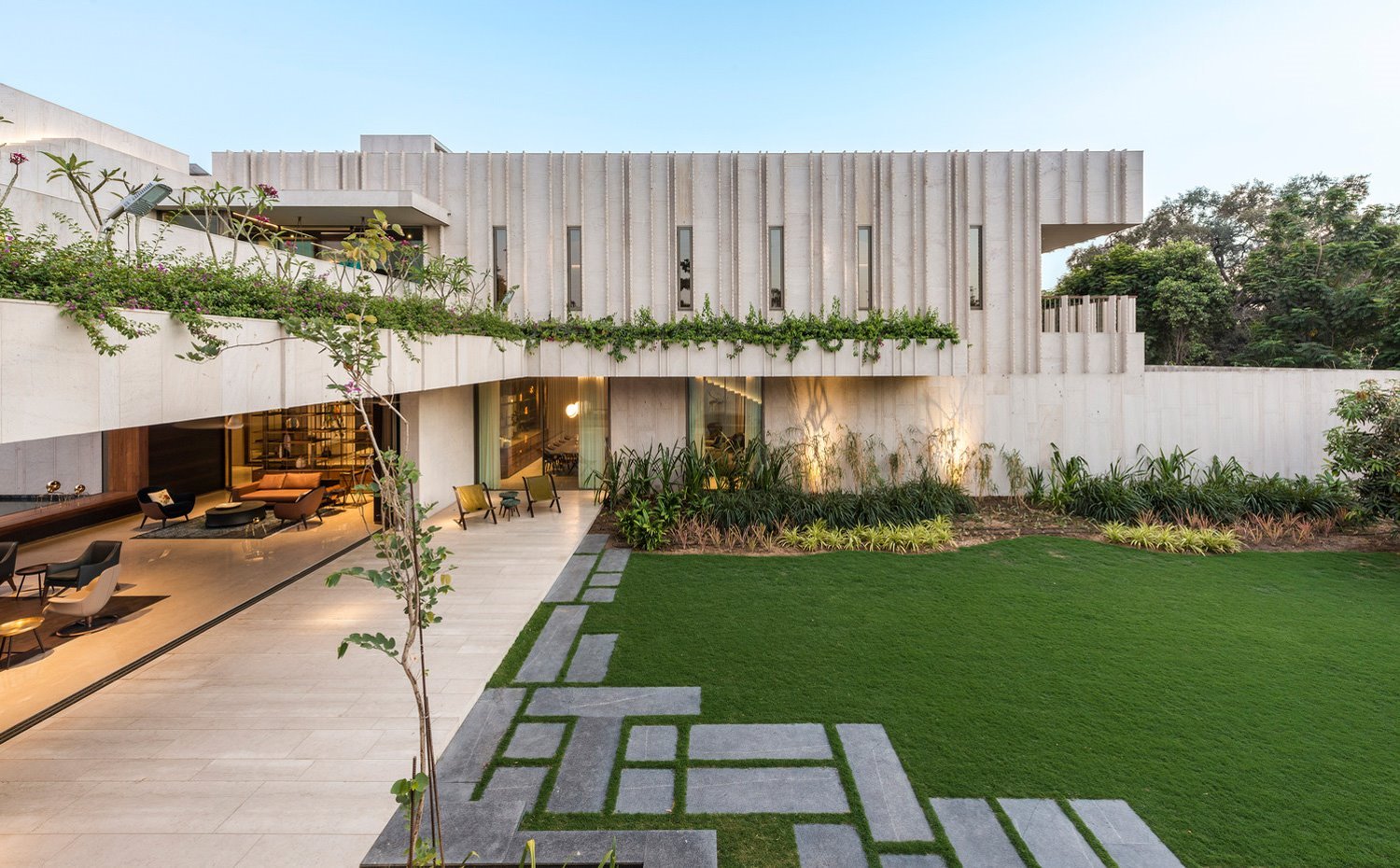 terraza-exterior-junto-a-salon-que-se-extiende-a-zona-ajardinada ea8ddf6d 1500x930