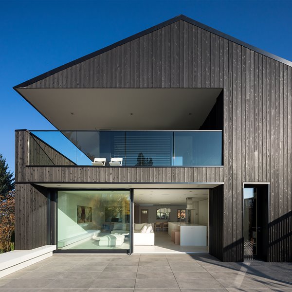 Una moderna casa de madera pasiva inspirada en la tradición constructiva de Canadá