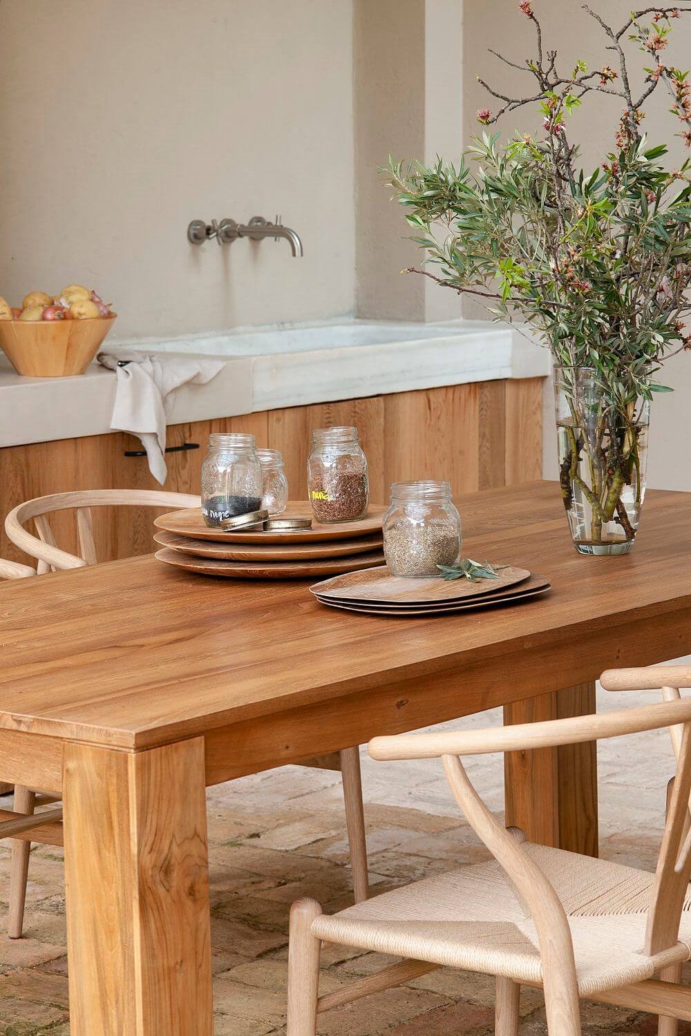 Detalles cocina grifería empotrada mesa madera