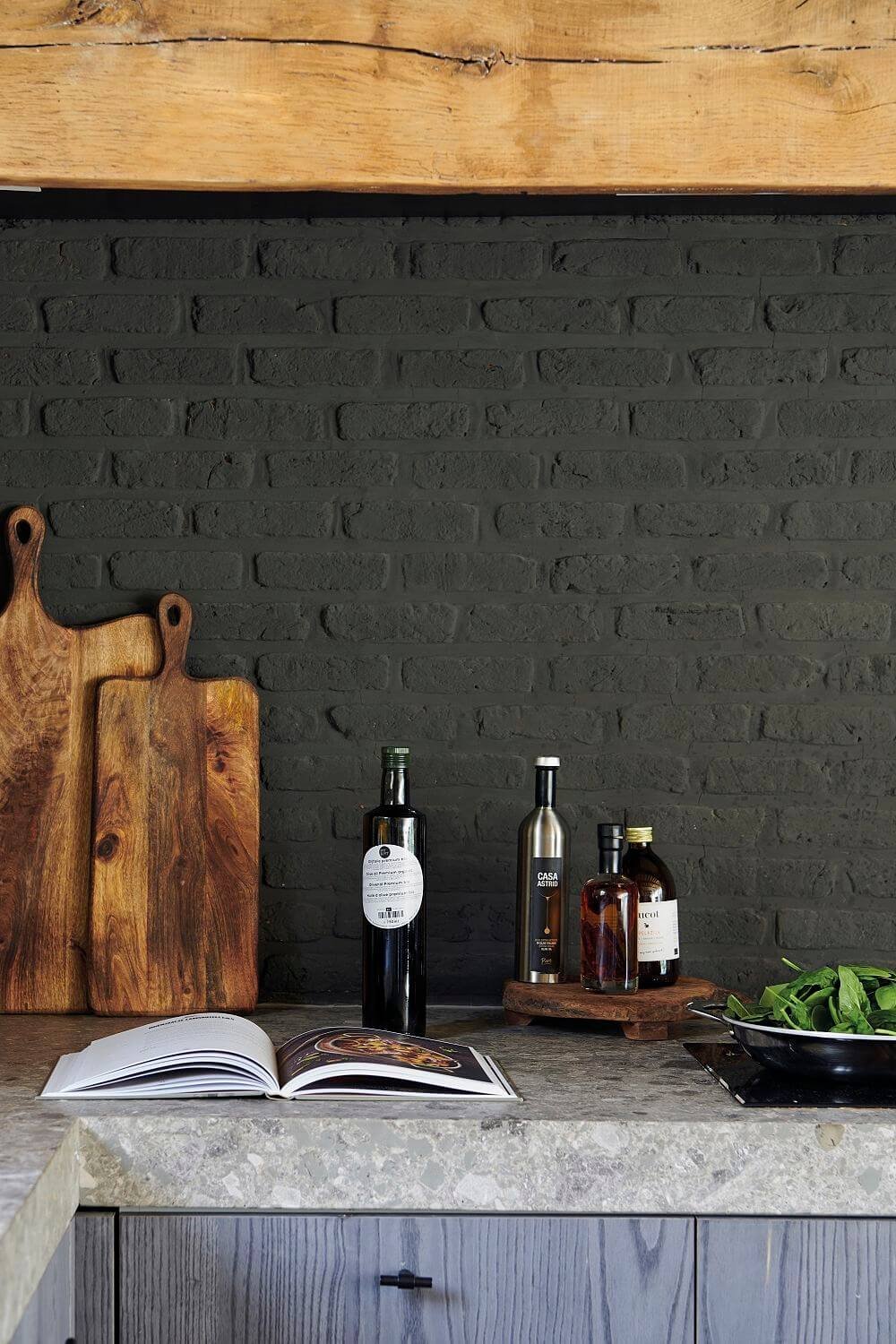 Detalles cocina revestimiento piedra negra