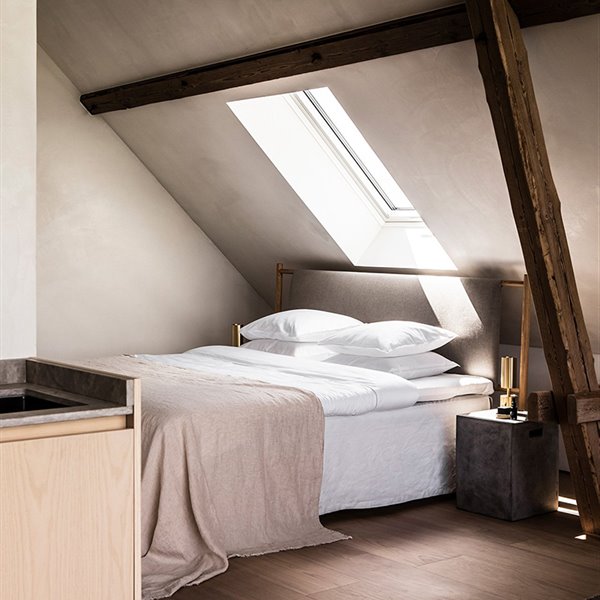 Un maravilloso loft minimalista en el altillo de una granja sueca