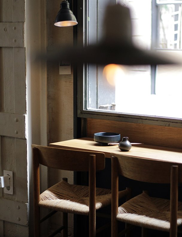 Descubre esta taberna japonesa con mobiliario nórdico en Barcelona