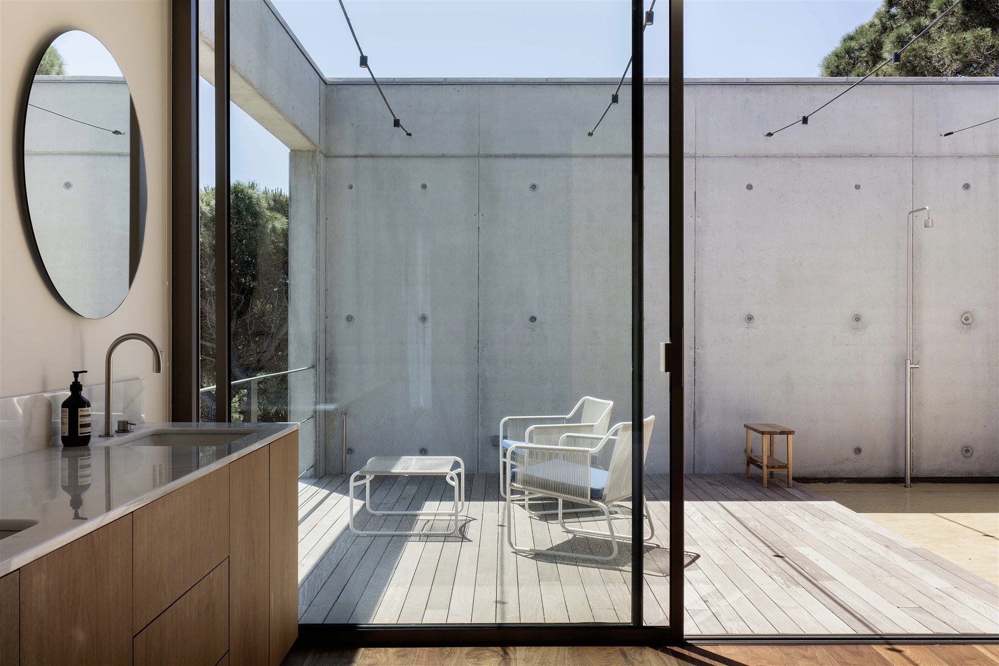 baño con ducha exterior casa en girona