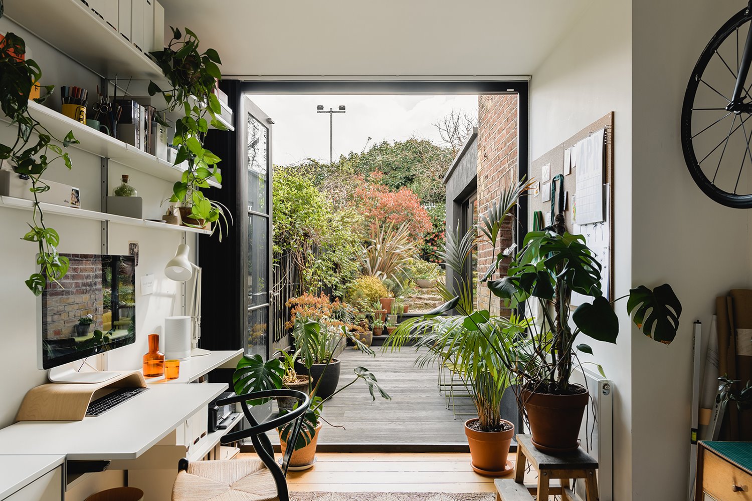 casa con jardín secreto diseño nórdico y acogedor 7