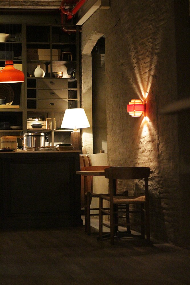 De noche, las luces son tenues y cálidas, creando un ambiente íntimo y acogedor en el que disfrutar de la experiencia.