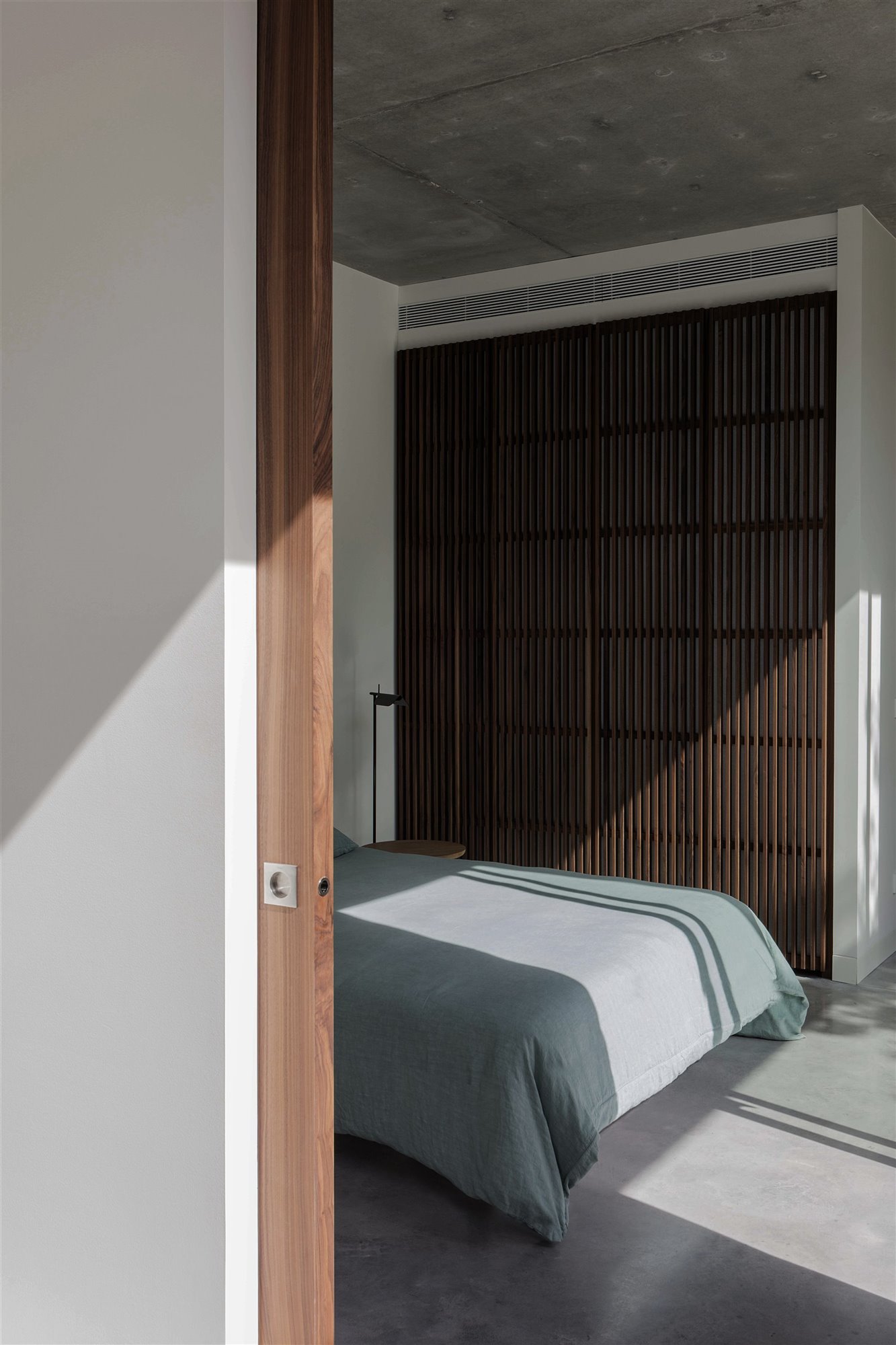 dormitorio armario madera casa girona