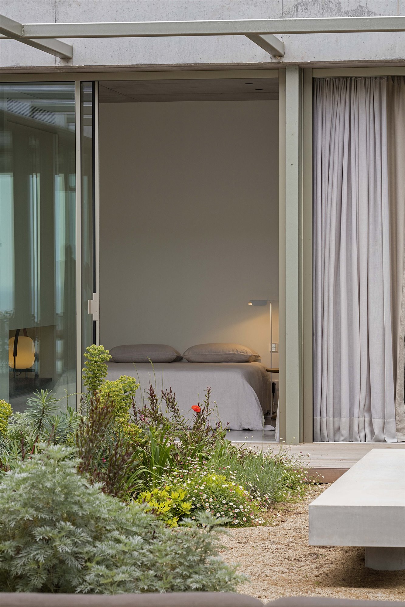 dormitorio casa hormigón girona